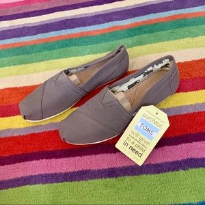 TOMS Women’s Classic Slip-On Shoe - gray, size 8.5